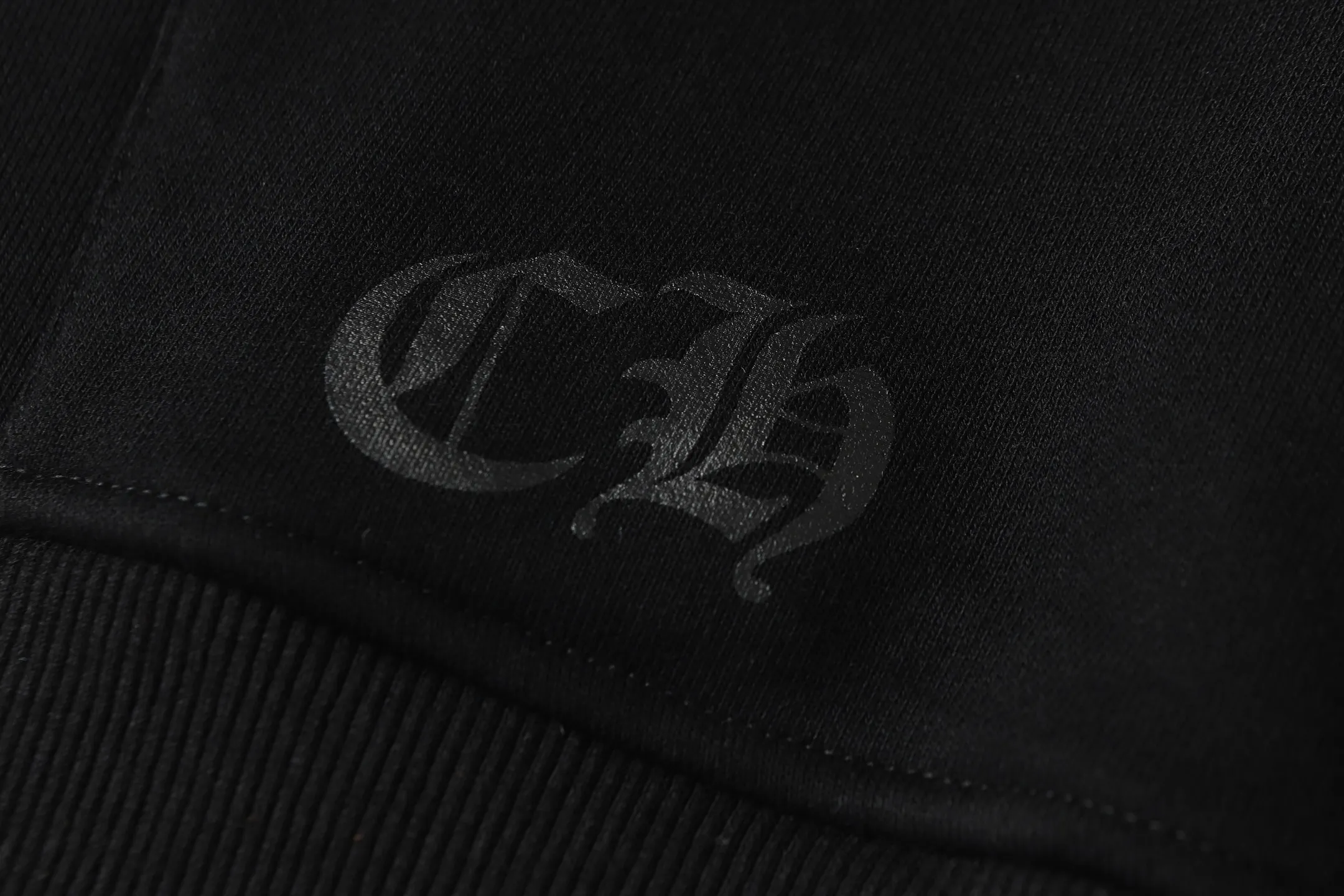 P240 3124 cross-border running quantity model. If you are pursuing quality, please do not place an order. -Chrome Hearts/Chrome Hearts colorful Sanskrit printed hooded sweatshirt -High weight, high density and high quality. The wool is soft, delicate and skin-friendly. It feels soft and silky. It has excellent warmth and skin-friendly properties. -Size: S M L XL